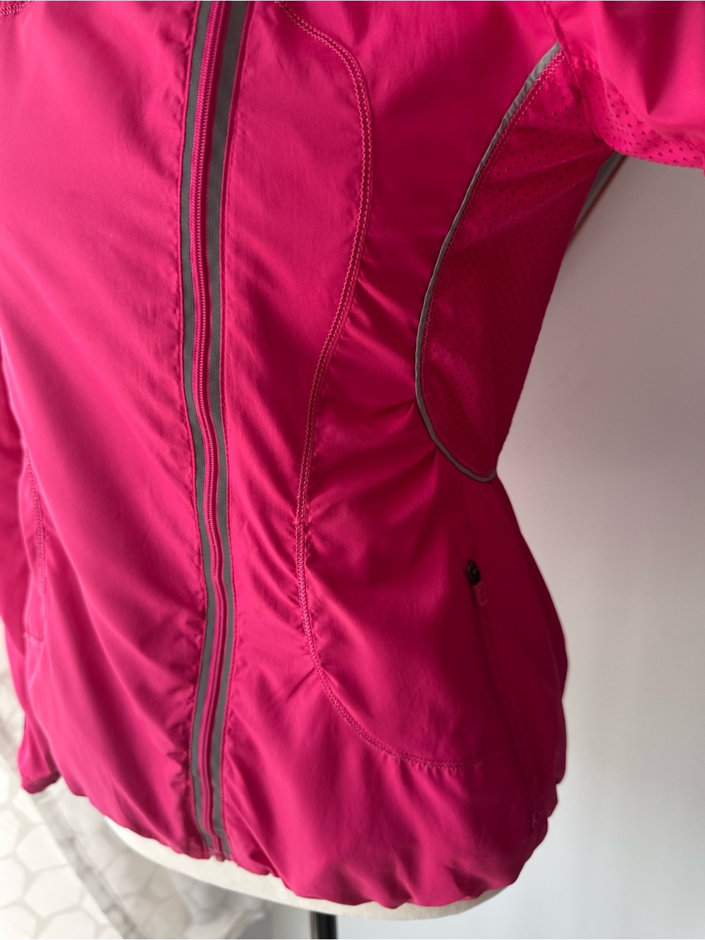 Lululemon Run Inspire Jacket Senorita Pink Full Zip Long Sleeve Hiking Hood sz 4 - Picture 4 of 16